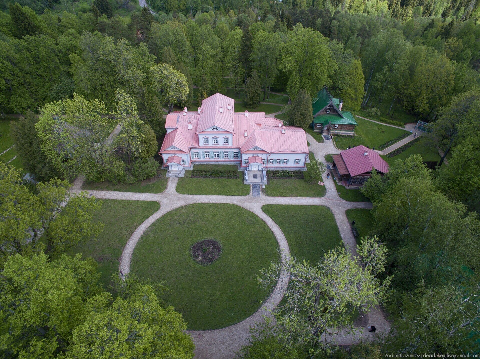 Усадьба Абрамцево: главный дом и парк, вид с высоты