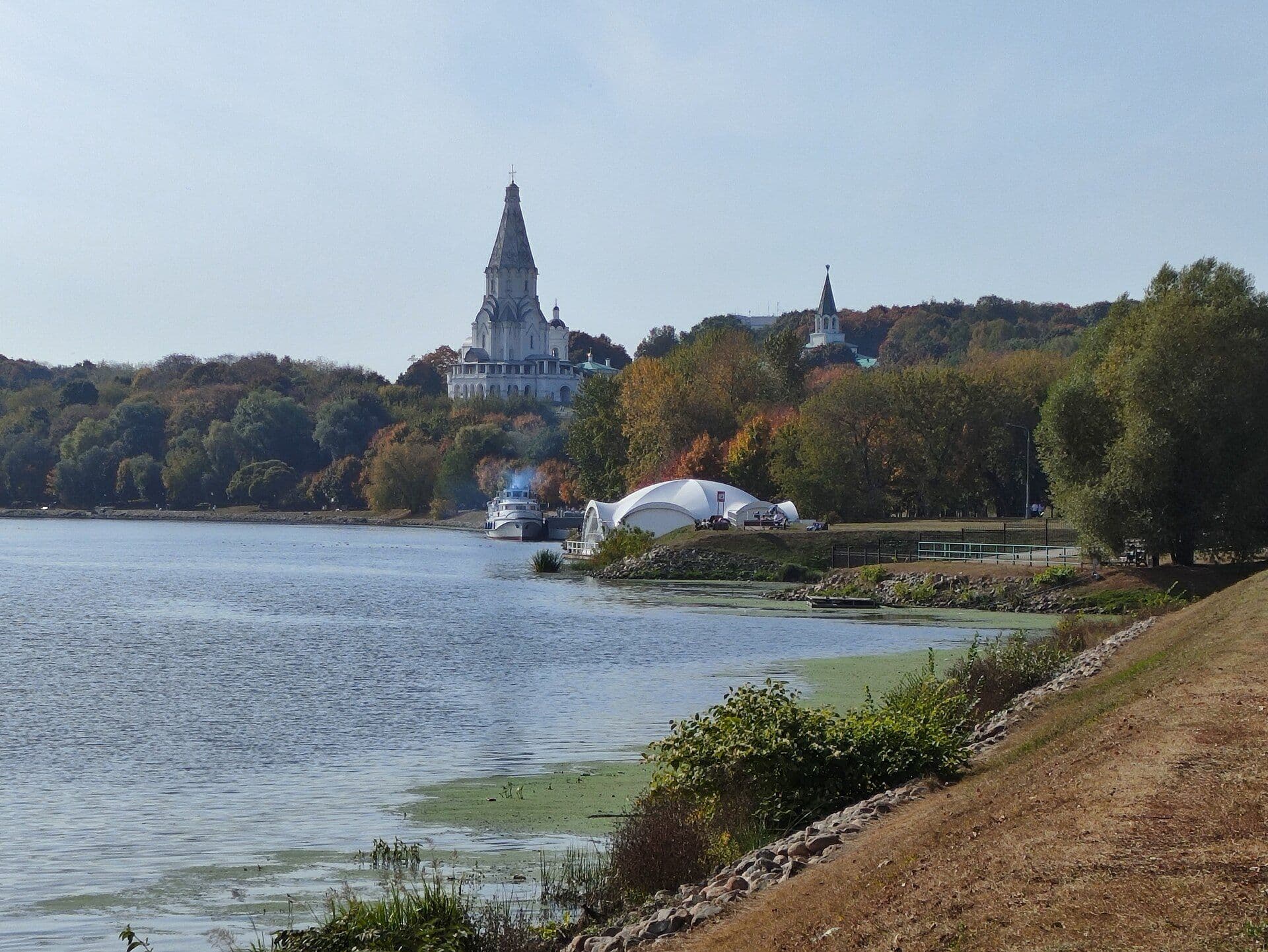 Начало осени в Коломенском: Москва-река и церковь Вознесения над ней