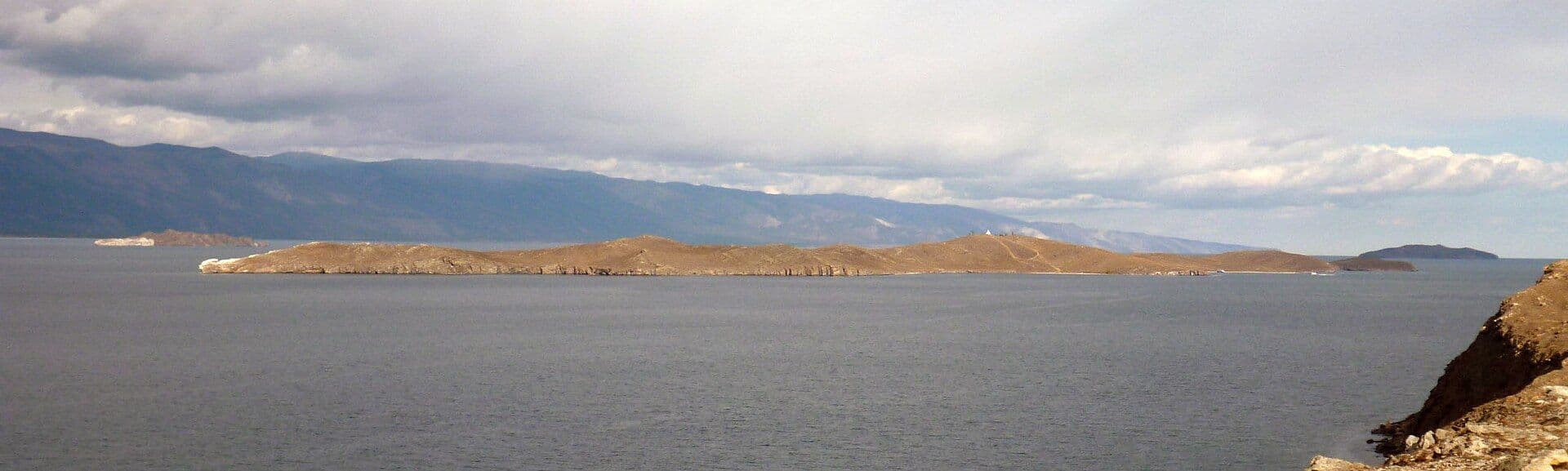Остров Огой в проливе Малое Море - небольшой скалистый остров в Байкале