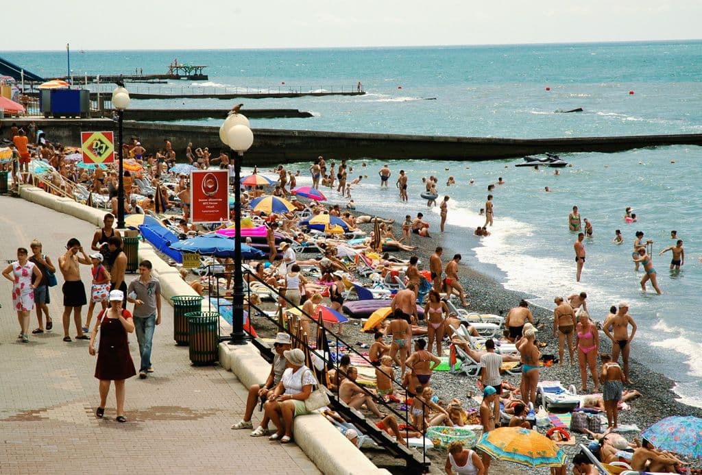 Пляж и море в Сочи в высокий сезон