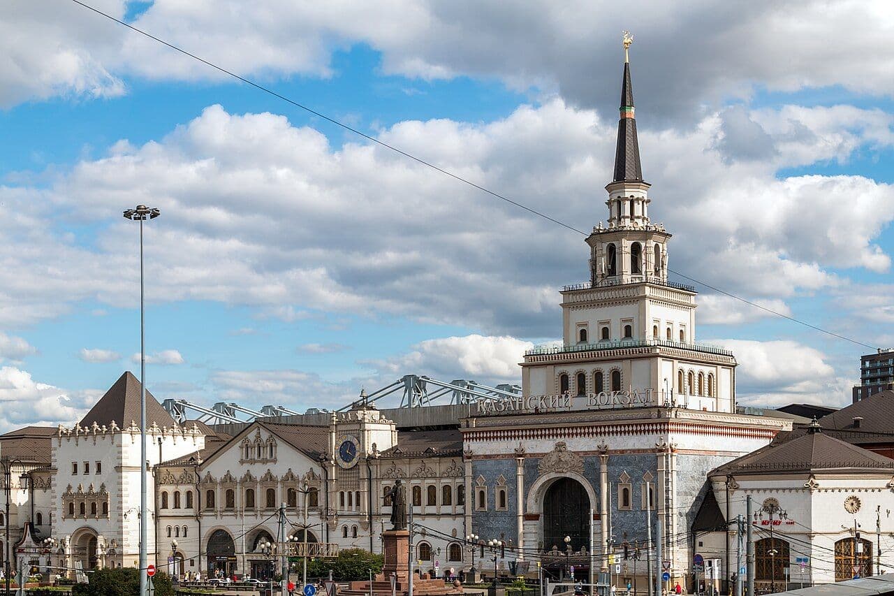 Вокзал Москвы и пригородные поезда у платформы