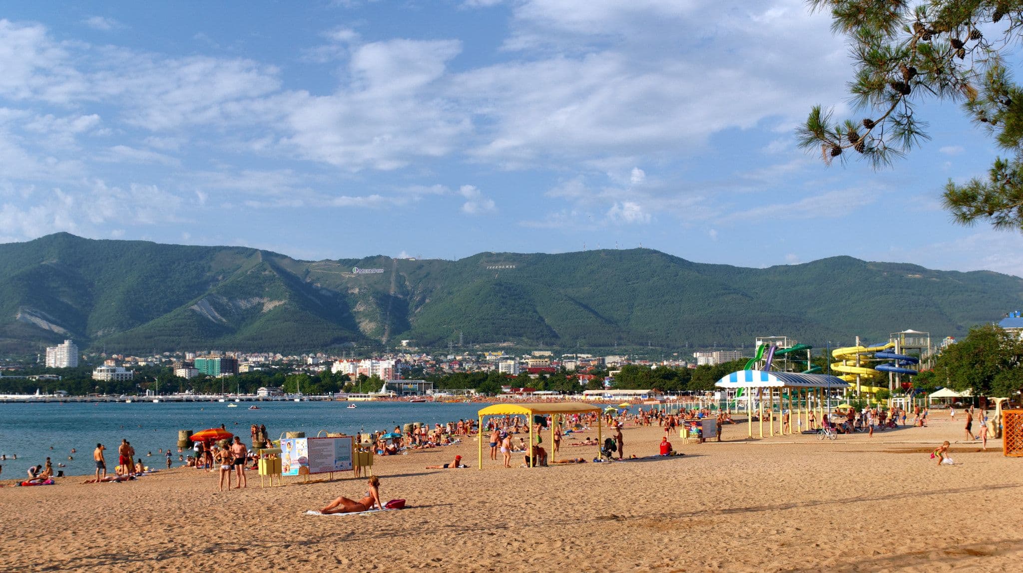 Пляж Геленджика на Чёрном море — куда ехать отдыхать с семьёй