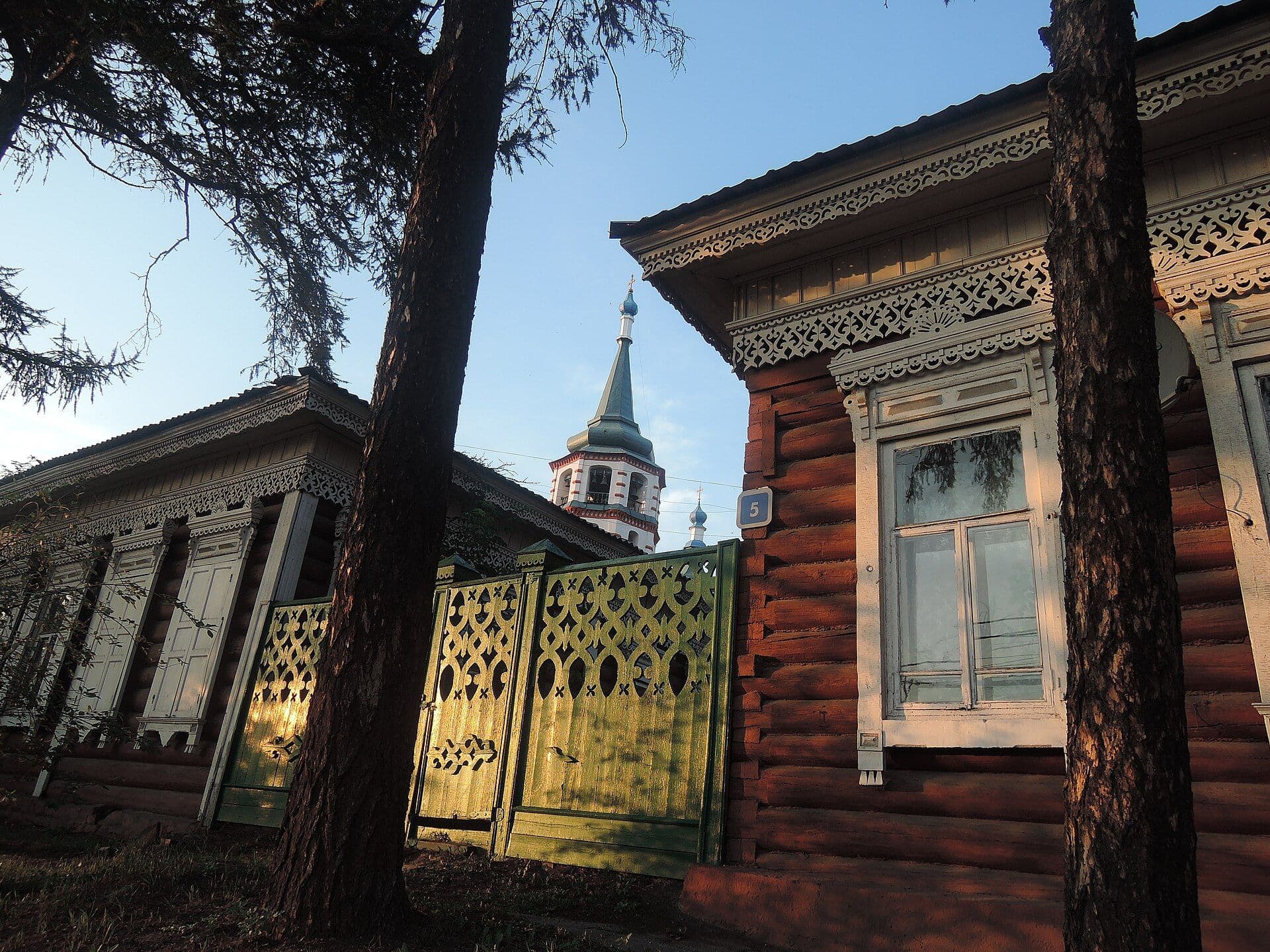 Деревянные дома с резными наличниками в 130-м квартале Иркутска