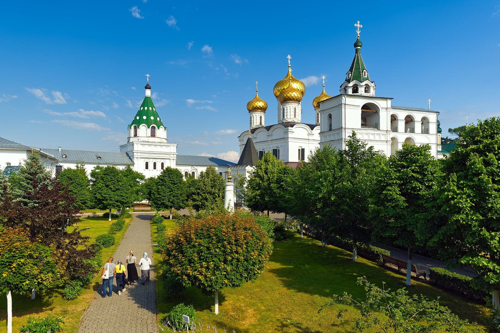 Ипатьевский монастырь в Костроме над Волгой