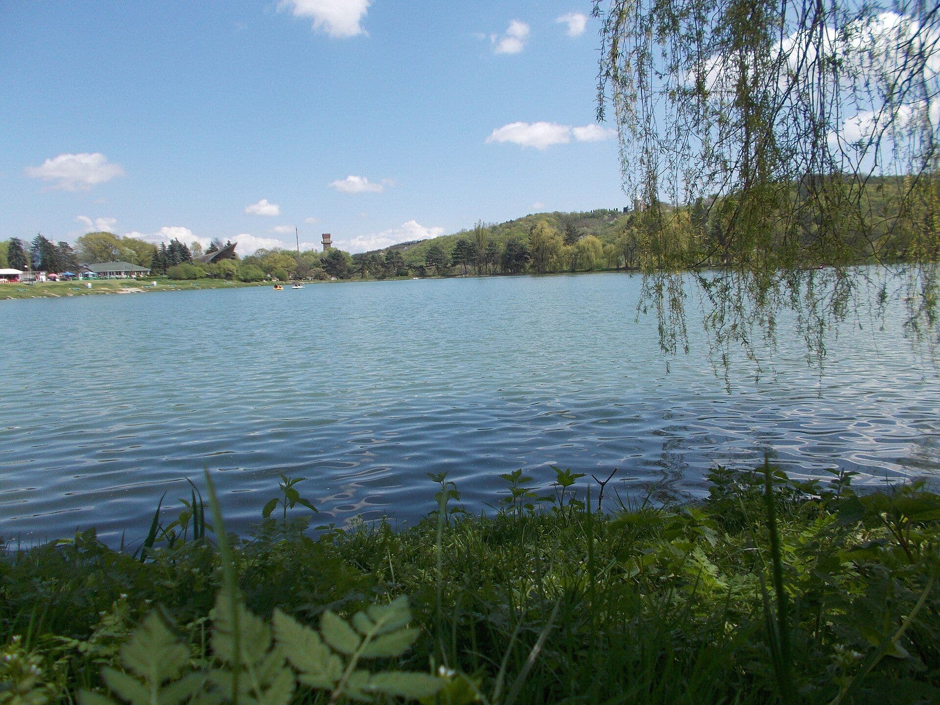 Курортное озеро в Нальчике - вода и зелень у подножия гор