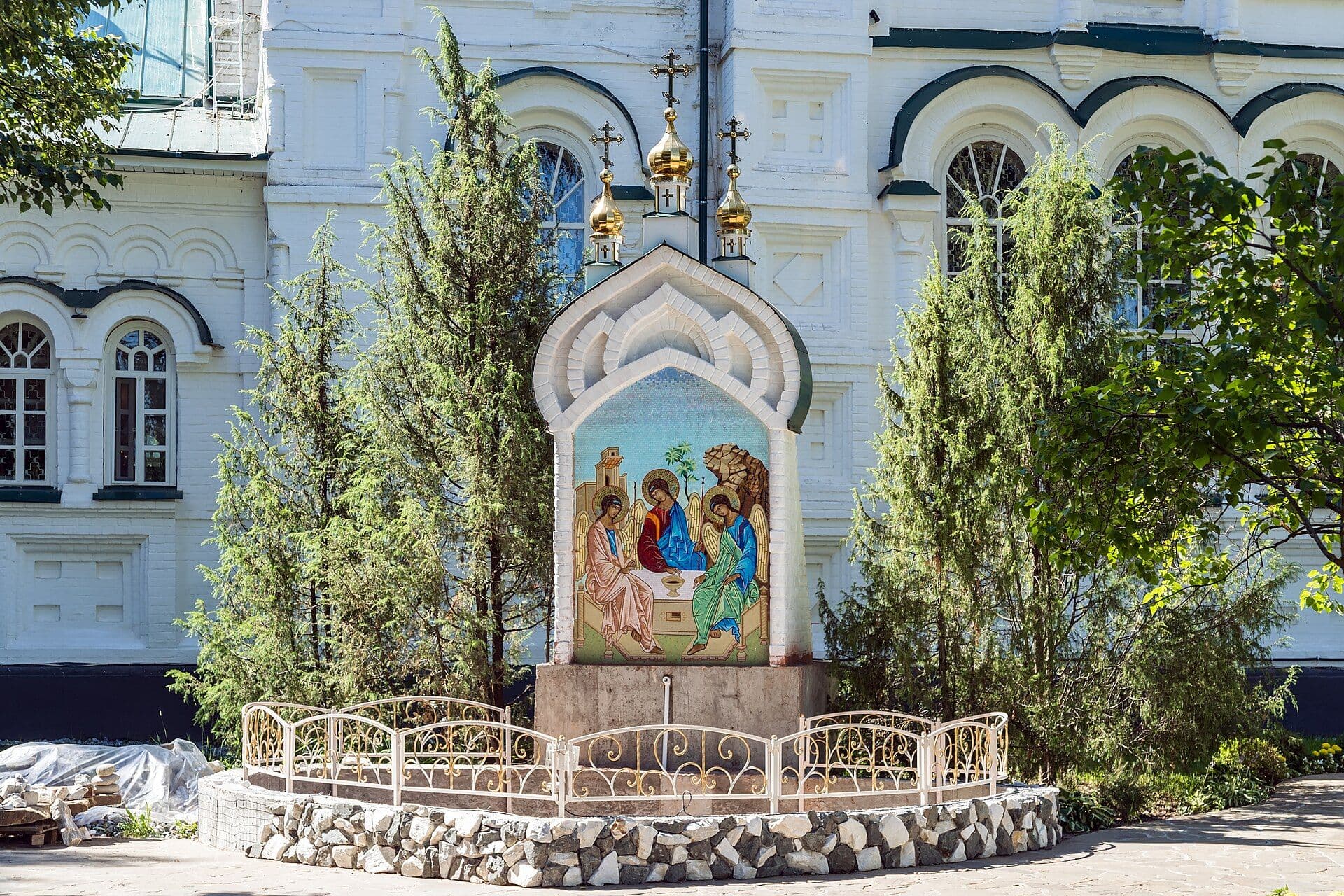 Раифский Богородицкий монастырь у озера - белые стены среди сосен