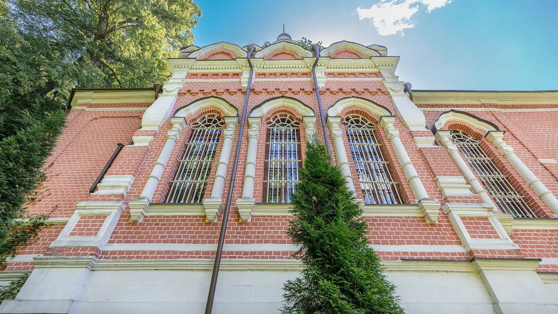 Саввино-Сторожевский монастырь в Звенигороде: краснокирпичный храм с кокошниками