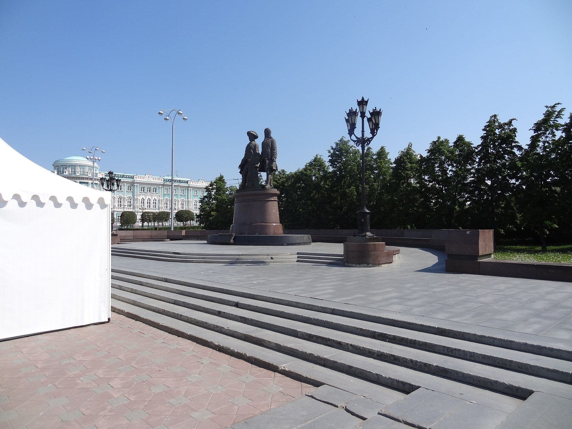 Памятник основателям Екатеринбурга Татищеву и де Геннину у Плотинки