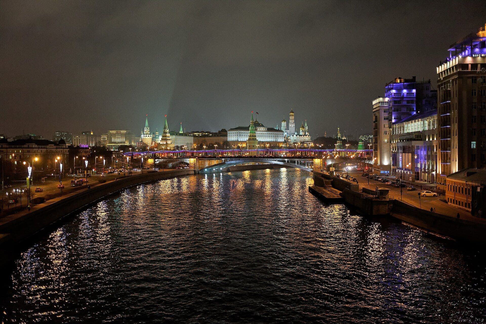Смотровая терраса храма: вид на Кремль и Москву-реку