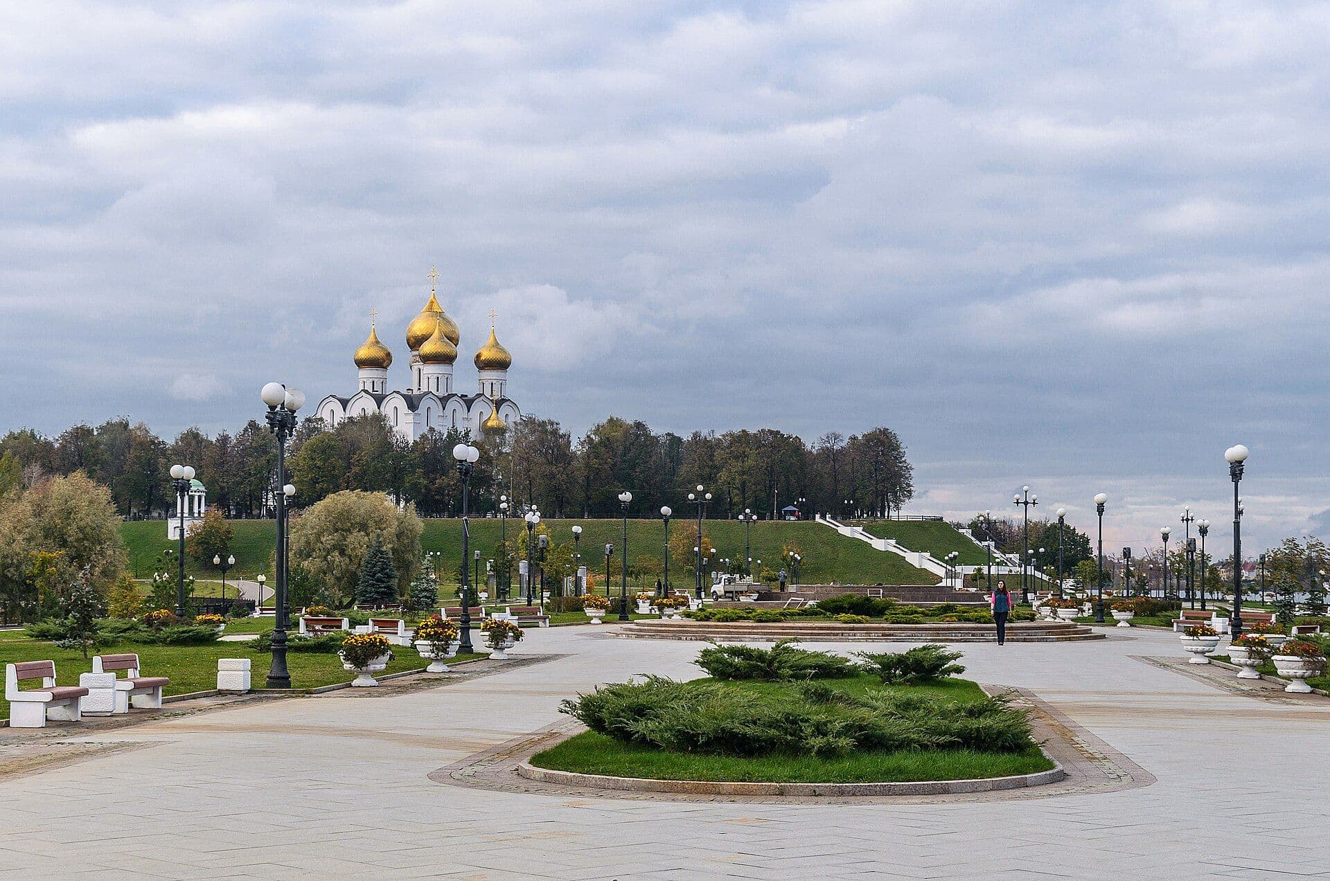 Успенский собор на стрелке Волги и Которосли в Ярославле - место основания города