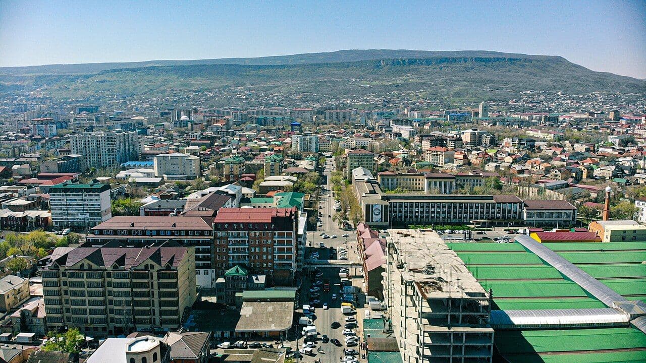 Махачкала на фоне плато Тарки-Тау