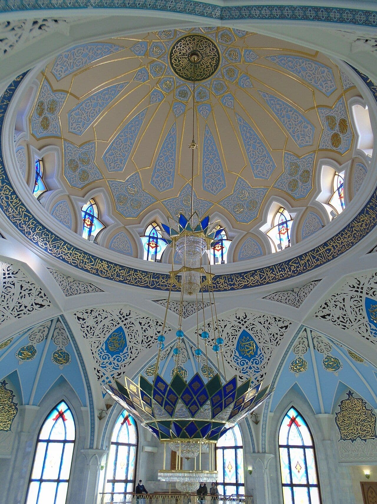Молельный зал мечети Кул-Шариф: хрустальная люстра и ковры