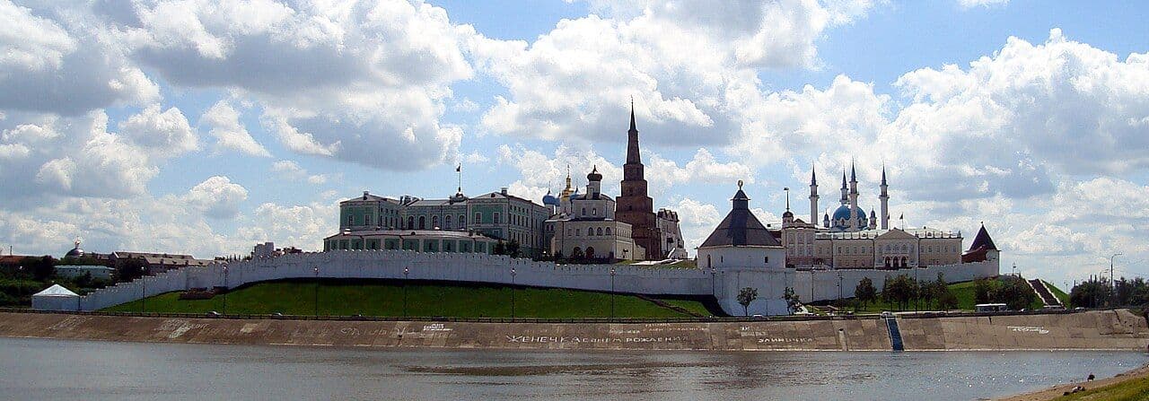 Кремлёвская набережная Казани: вид на кремль и мечеть Кул-Шариф через Казанку