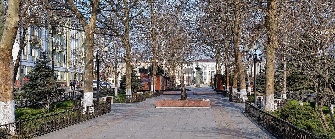 Площадь Ленина в Махачкале с главными зданиями республики