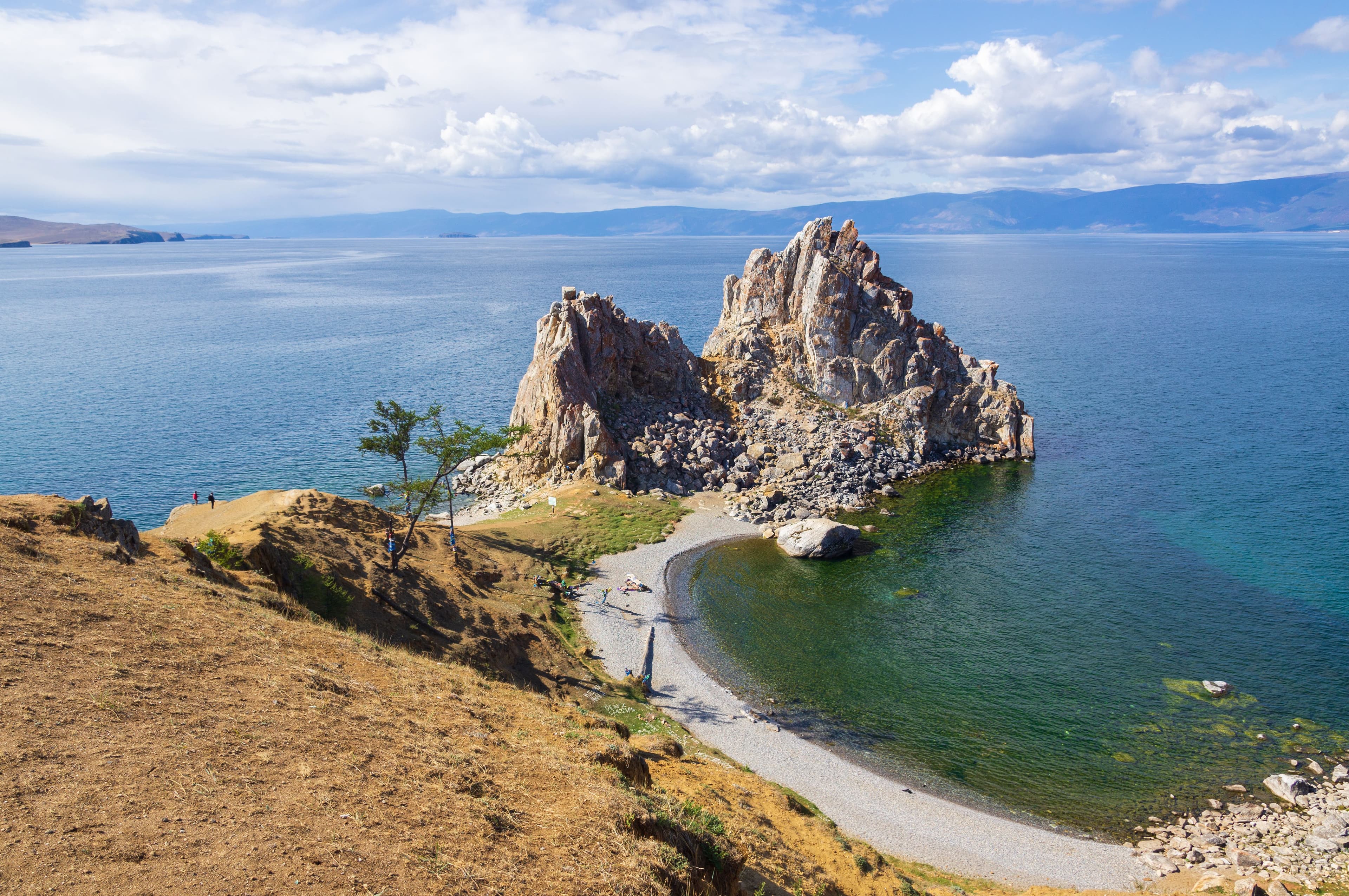 Скала Шаманка на закате у посёлка Хужир, остров Ольхон