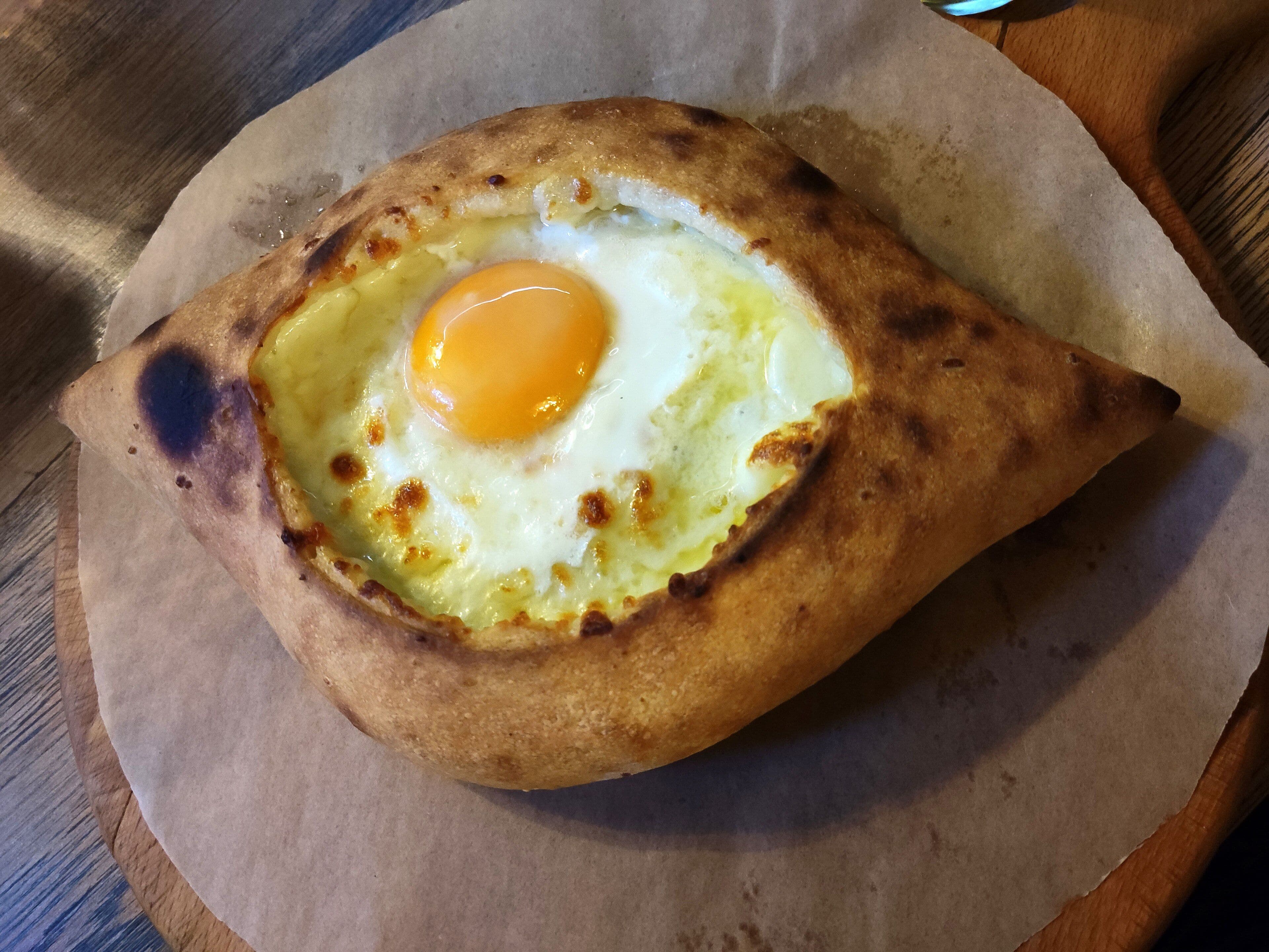 Кавказская кухня: хачапури по-аджарски в кафе Сочи