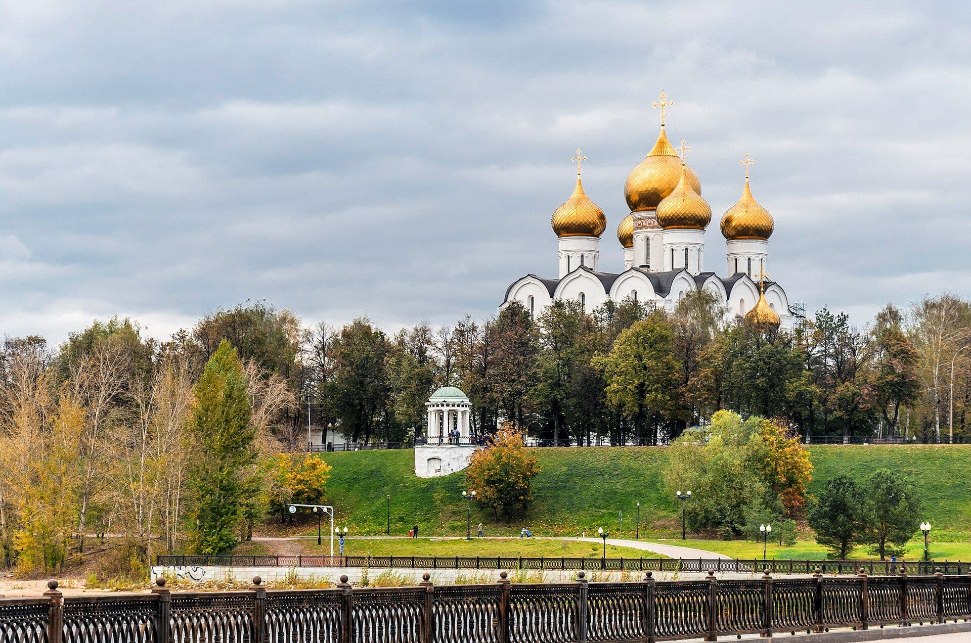 Успенский собор и парк 1000-летия на Стрелке в Ярославле