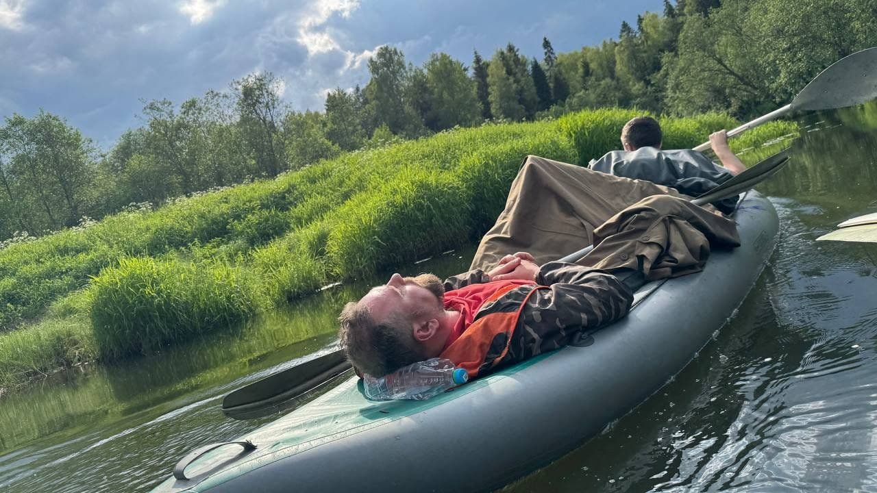 Солнце сквозь облака над рекой Мезой во время сплава