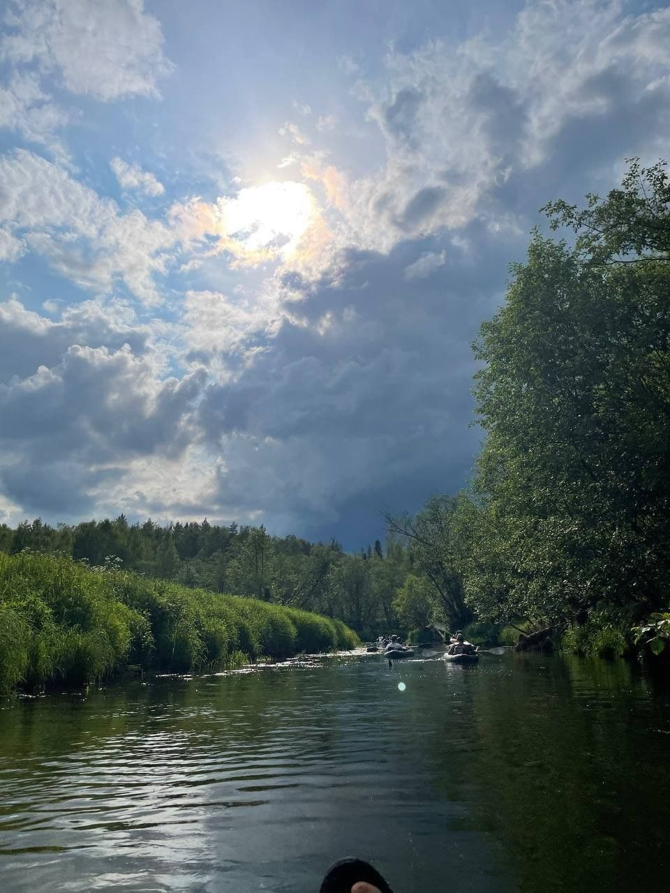 Отдых прямо в байдарке во время сплава по Мезе
