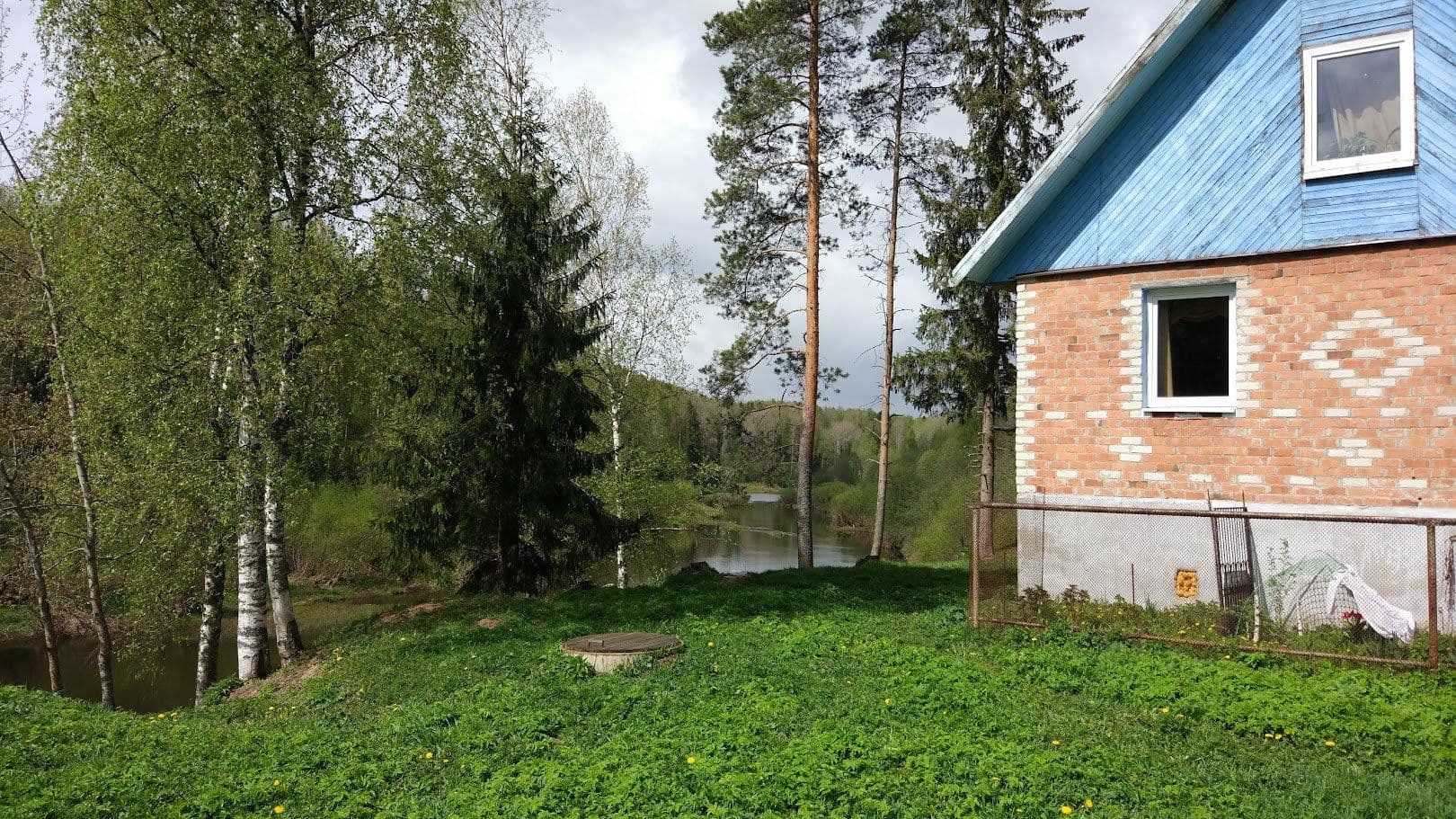 Дом на высоком берегу реки Обноры
