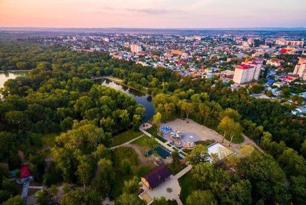 Парк «Зелёный остров» в Черкесске - вид с высоты на зелёный массив и город в петле Кубани