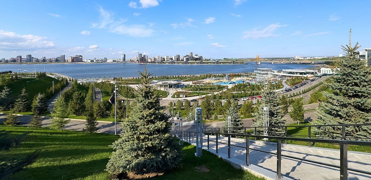 Кремлёвская набережная Казани: панорама вдоль реки Казанки