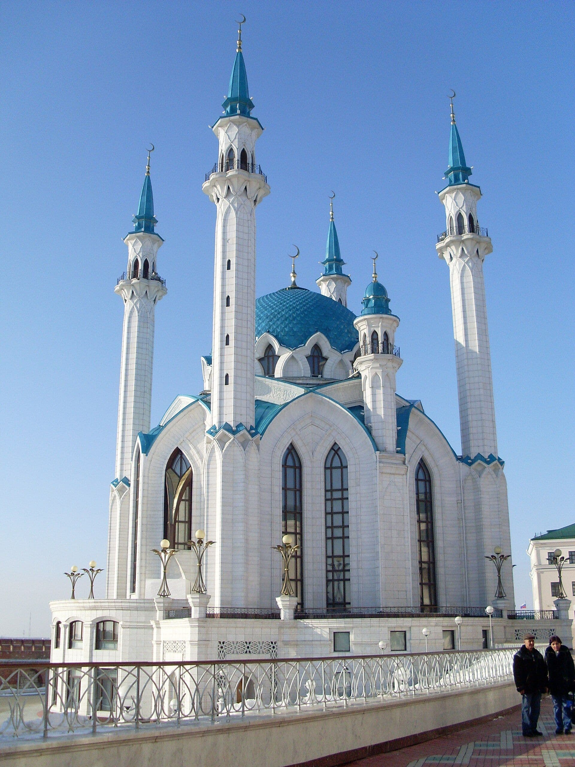 Мечеть Кул-Шариф в Казанском кремле: белые минареты и купол на фоне неба